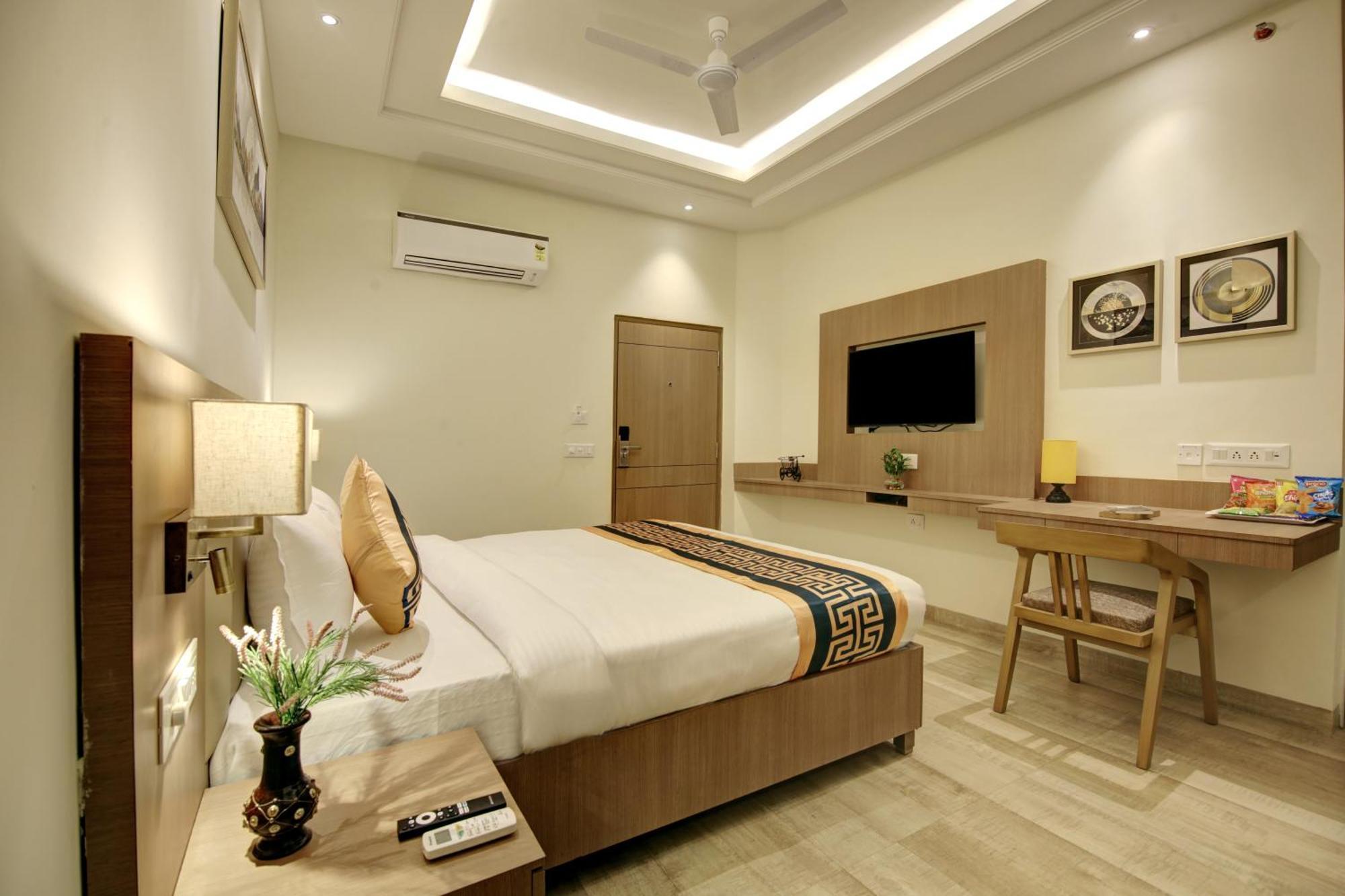 Airport Hotel Claytone New Delhi Exterior photo