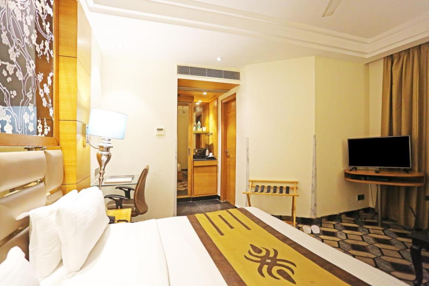 Airport Hotel Claytone New Delhi Exterior photo