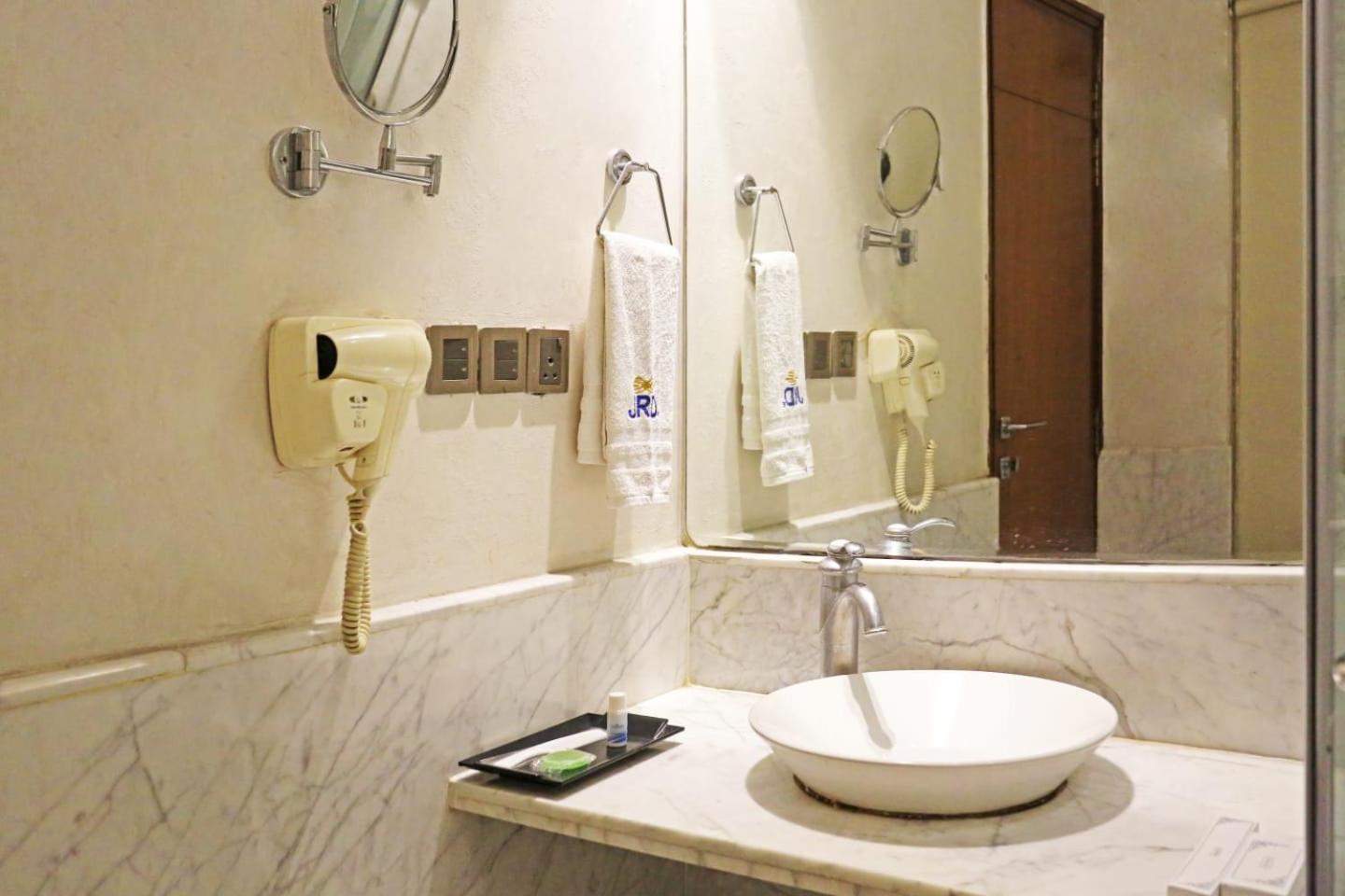Airport Hotel Claytone New Delhi Exterior photo
